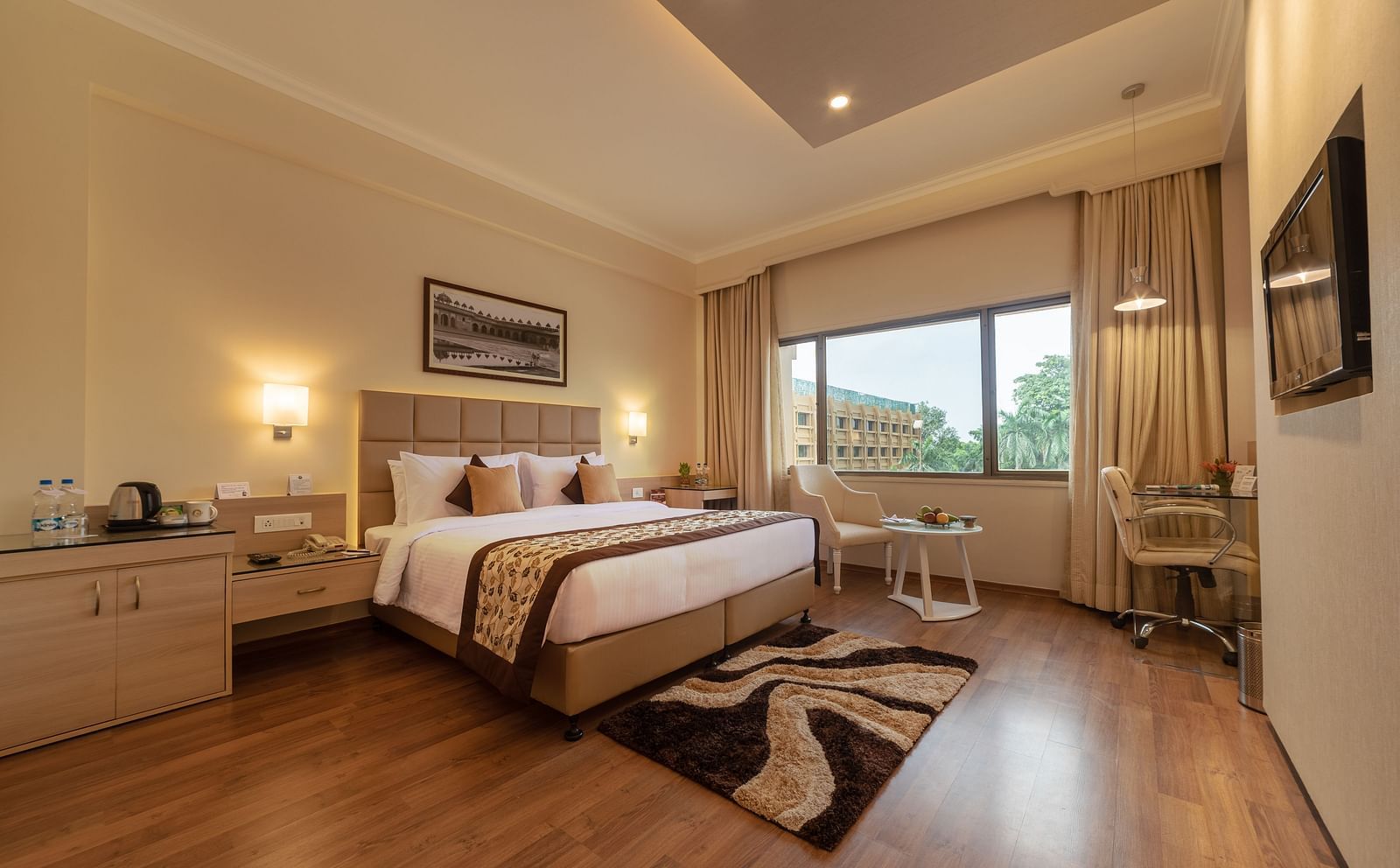 Shiraz Premium Room with a double bed and a television