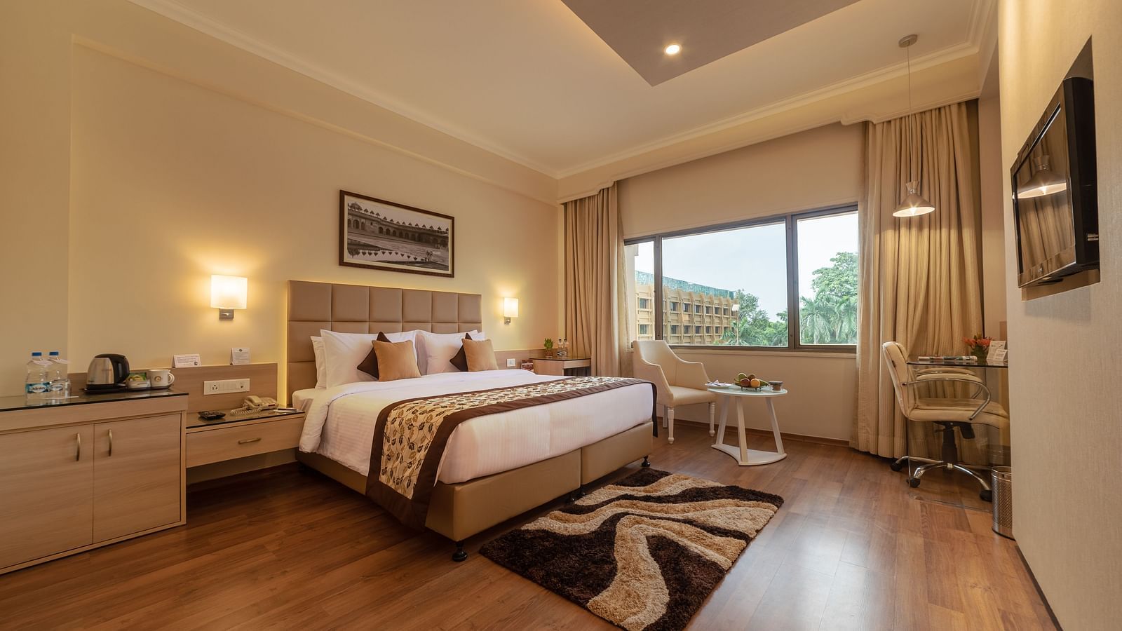 Shiraz Premium Room with a double bed and a television