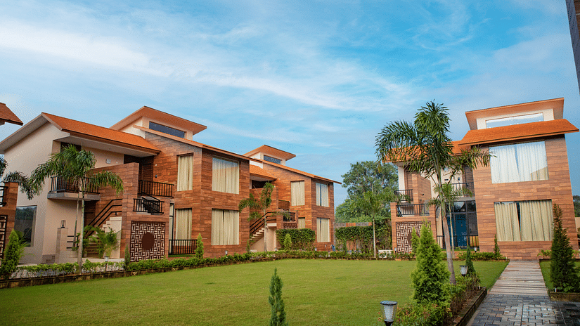 The expansive lawn adjacent to the villas offers a spacious outdoor environment. - Wedlock Greens Hotel & Resort, Dhanbad