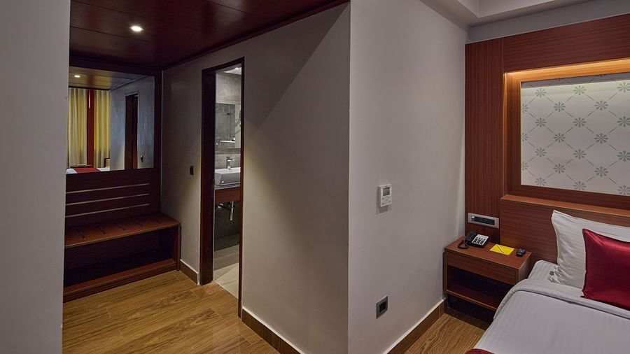 view of the bedroom - Golden Tulip, Tirupati 