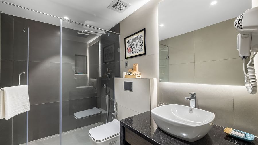 2205 Bathroom-1 pool view