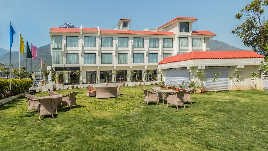 The Vaishnodevi Sarovar Portico, Katra lawn and exterior