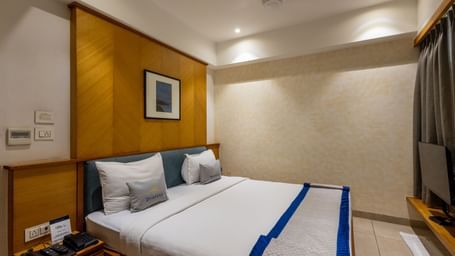 Queen size bed situated in the centre of a Premium Room at Pravasa Stay Vijay Nagar, Indore.