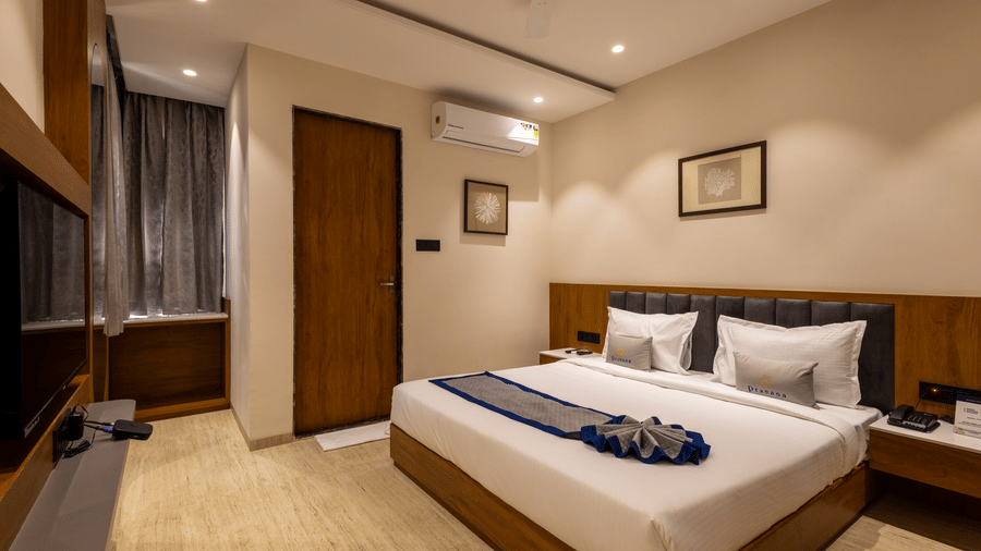 A room featuring television unit and wardrobe at Pravasa Stay Bapat Square, Indore.