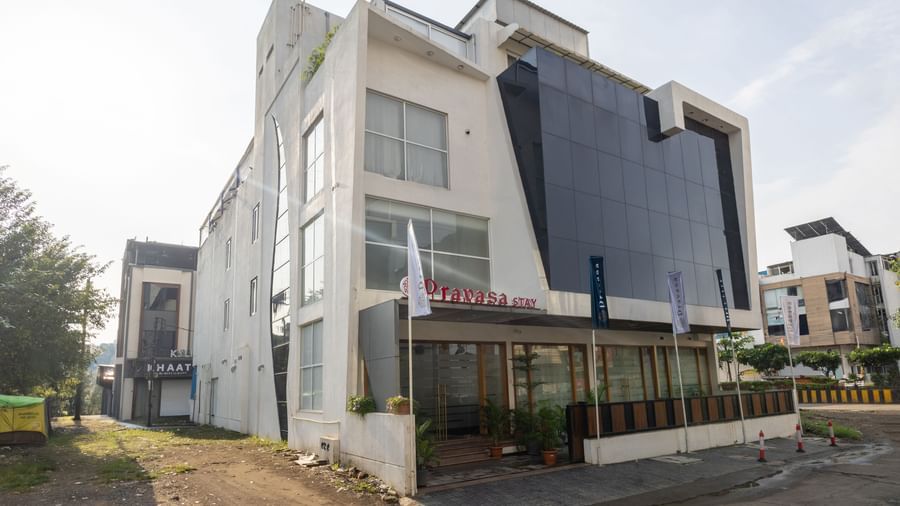 Exterior of multi-storey Pravasa Stay Vijay Nagar, Indore as seen from the side.