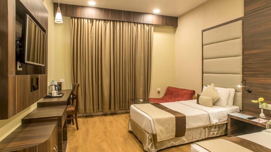 Hotel room with a double bed, a work desk, and neutral-toned furnishings | The Citi Residenci Hotel Durgapur