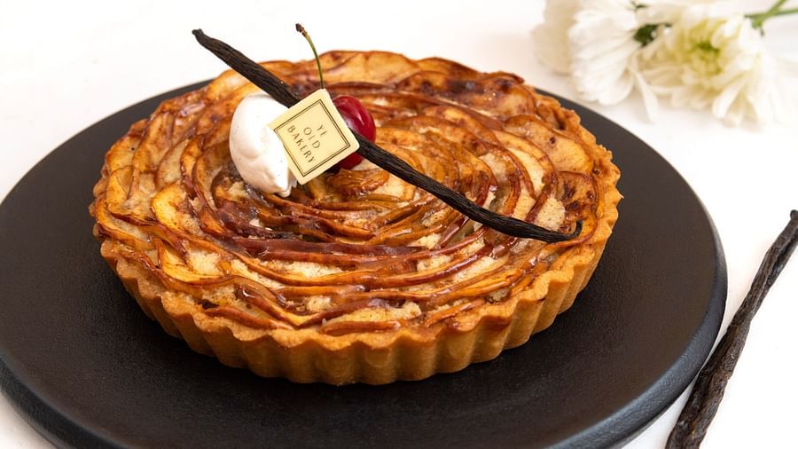 image of an apple crumble pie with an amazing experience like never before provided by the ye old bakery - The Claridges New Delhi