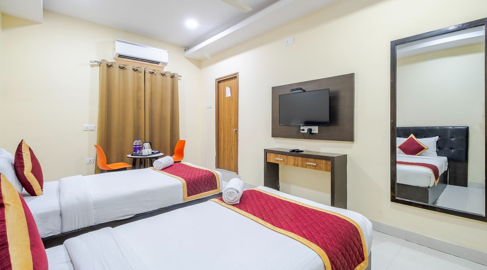 Premium room with two cosy beds and wall-mounted TV at Lemonridge Hotels