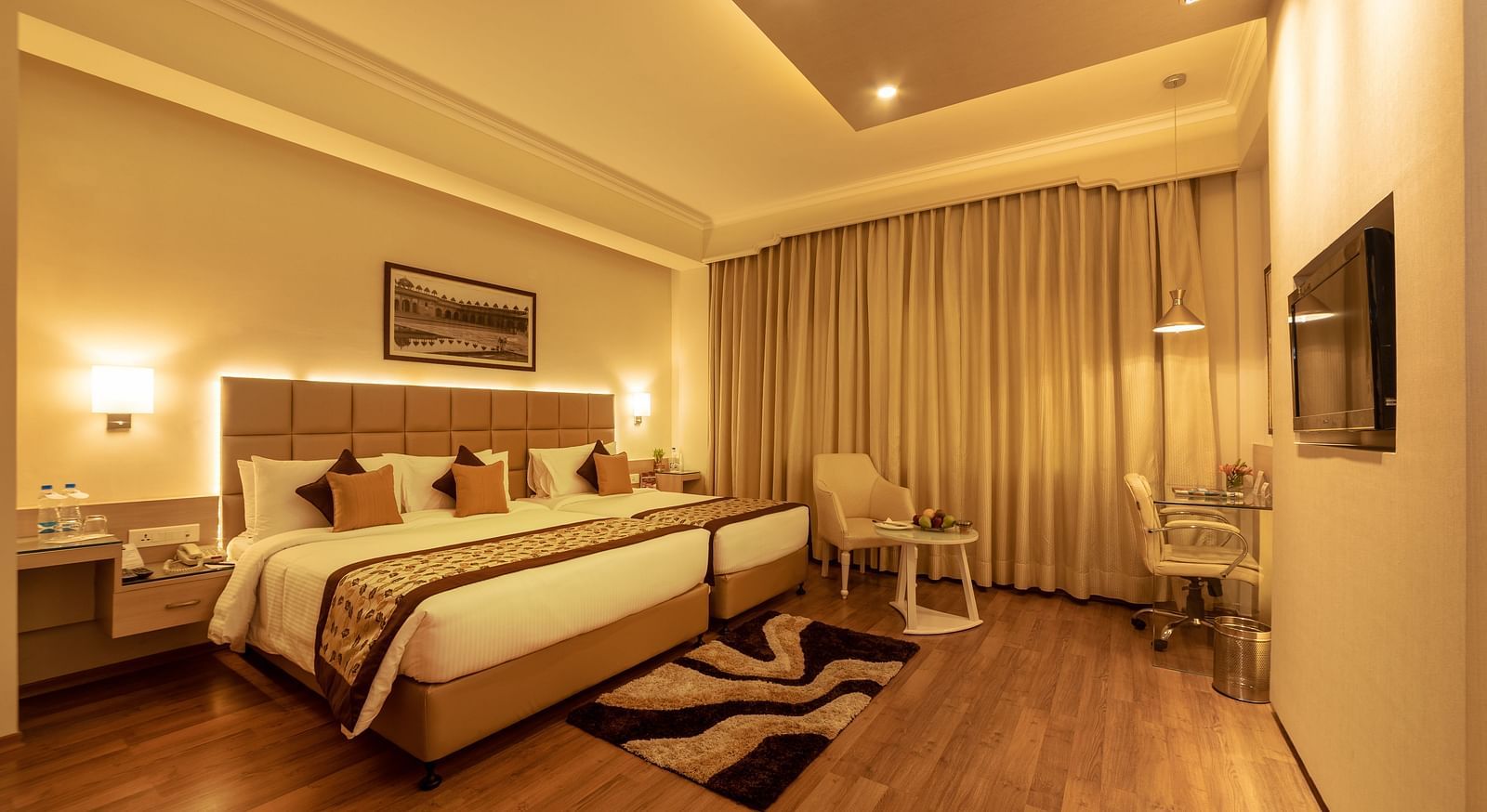 Shiraz Premium Room with a double bed and a television
