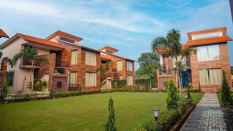 The expansive lawn adjacent to the villas offers a spacious outdoor environment. - Wedlock Greens Hotel & Resort, Dhanbad