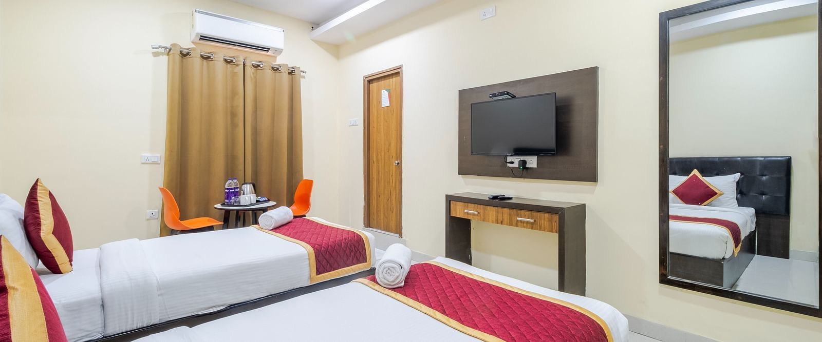 Premium room with two cosy beds and wall-mounted TV at Lemonridge Hotels