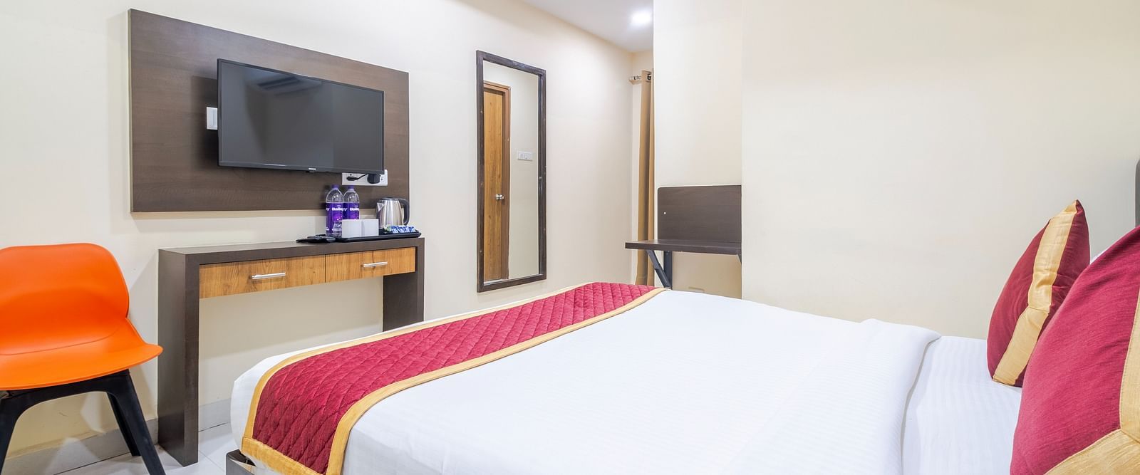 Grand room 2 with a cosy bed and wall-mounted TV at Lemonridge Hotels