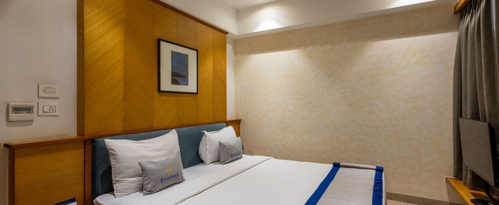 Queen size bed situated in the centre of a Premium Room at Pravasa Stay Vijay Nagar, Indore.