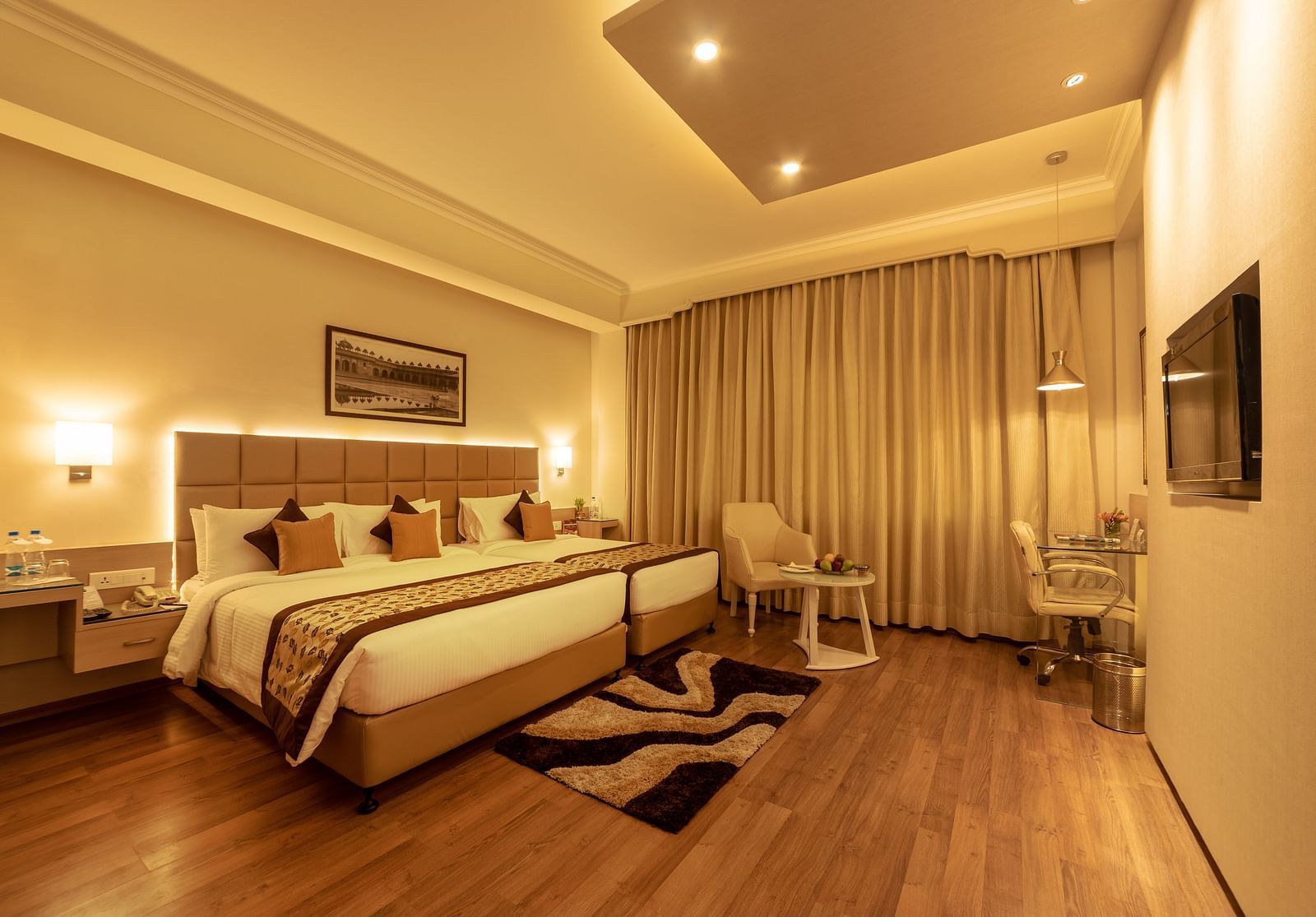 Shiraz Premium Room with a double bed and a television