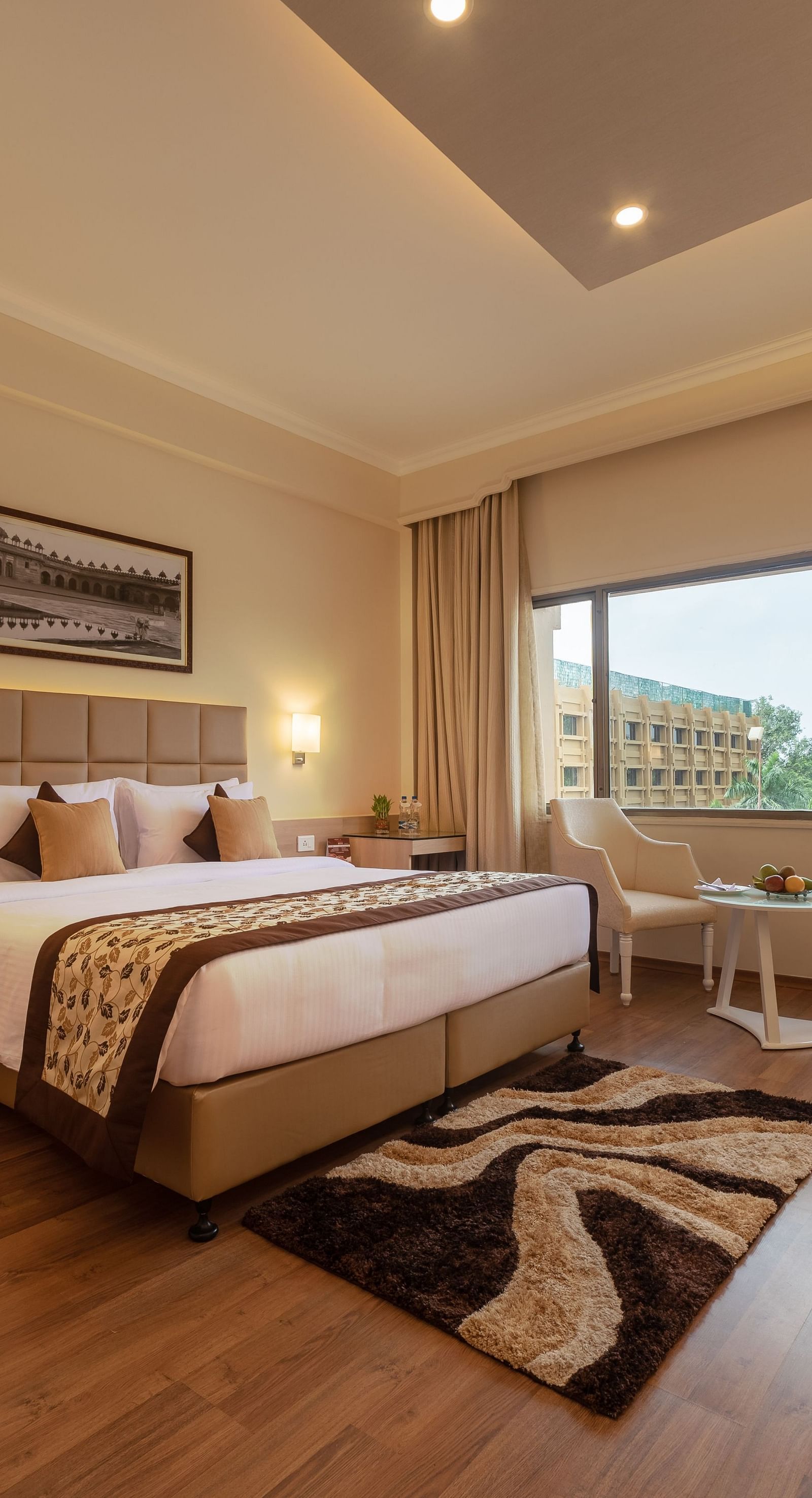 Shiraz Premium Room with a double bed and a television