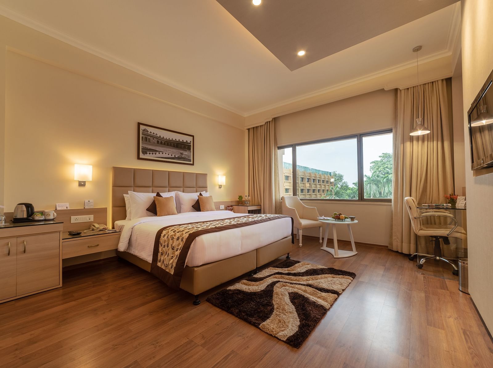 Shiraz Premium Room with a double bed and a television