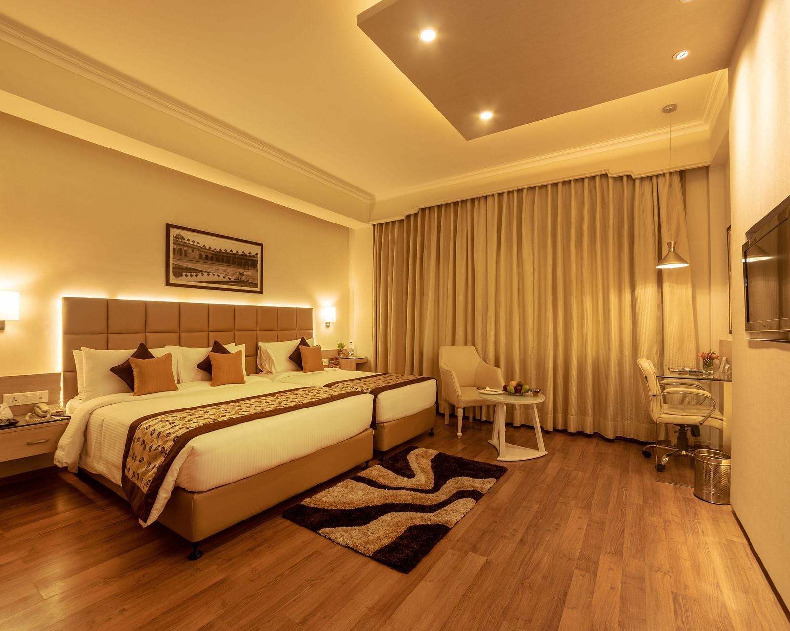Shiraz Premium Room with a double bed and a television