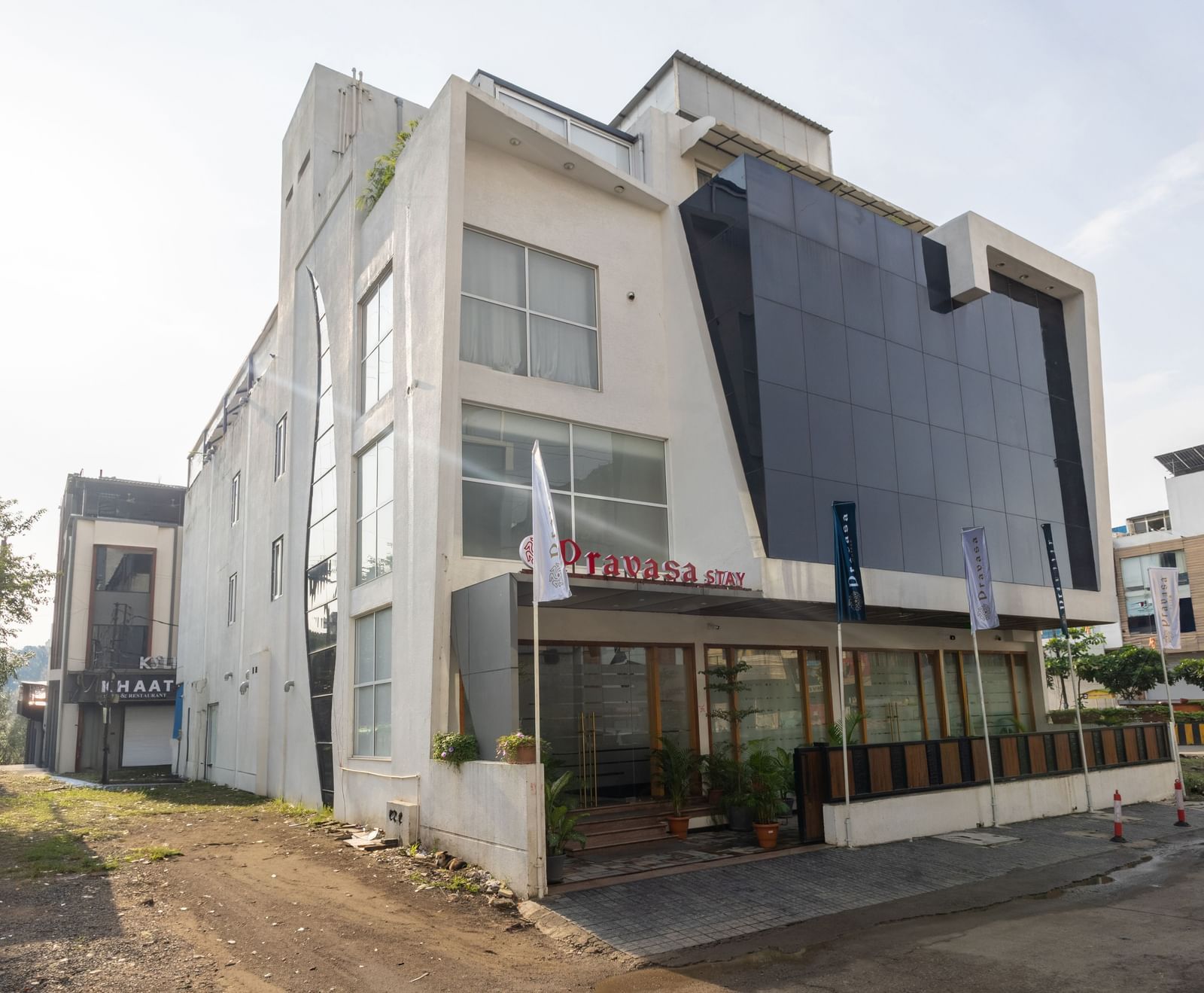 Exterior of multi-storey Pravasa Stay Vijay Nagar, Indore as seen from the side.
