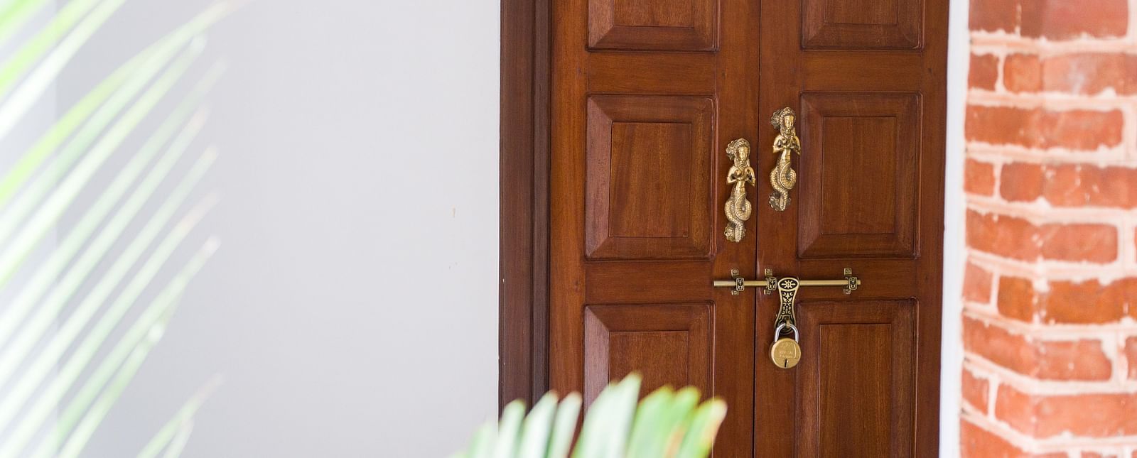 A door with sculpted door handles - The Nanee