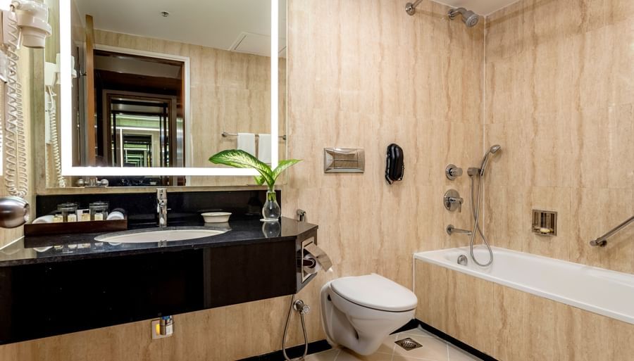 overview of the bathroom with sink area, a bathtub inside Superior Room - Caravela Beach Resort Goa