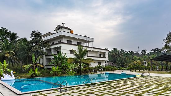 Overview of the swimming pool with Mastiff Select Terrain in the background