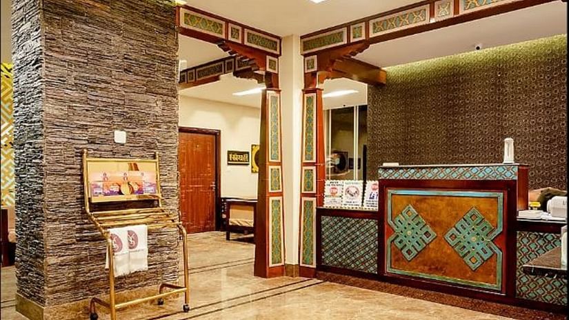 Overview of the Lobby area with newspaper rack in view - Sumitel Gangtok