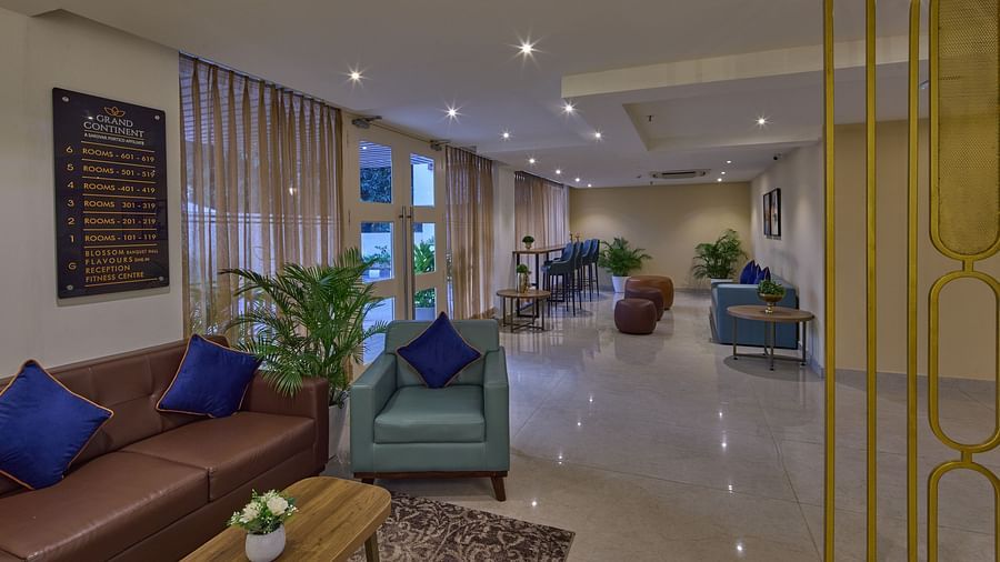 A lounge area with greenery and sleek furniture and ambient lighting - Grand Continent, Brookefield