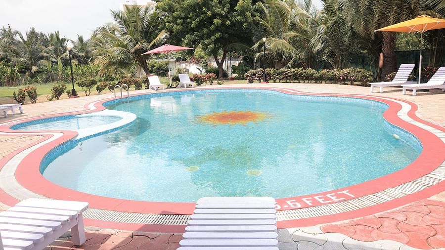 The view of the swimming pool in MGM Vailankanni resort 4
