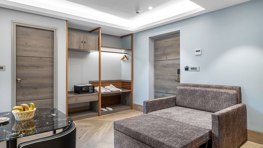 Luggage & Wardrobe  Juniour Suite with bathtub