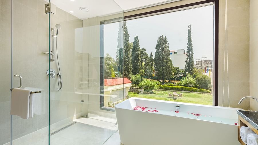 The Vaishnodevi Sarovar Portico, Katra room and washroom with bathtub