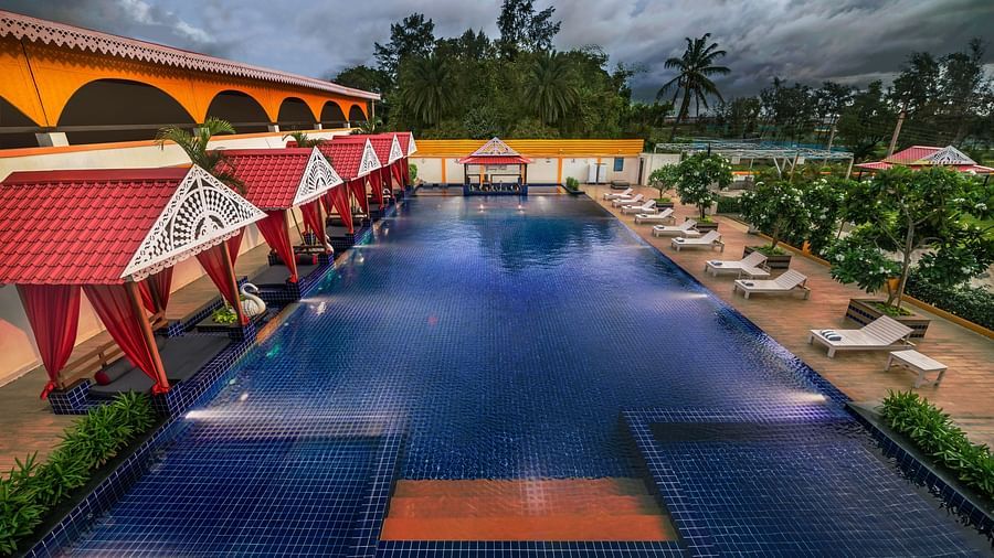SWIMMING POOL 2