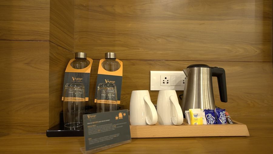 Coffee mugs, kettle, and sachets in the tray | Voyage The Royal Retreat