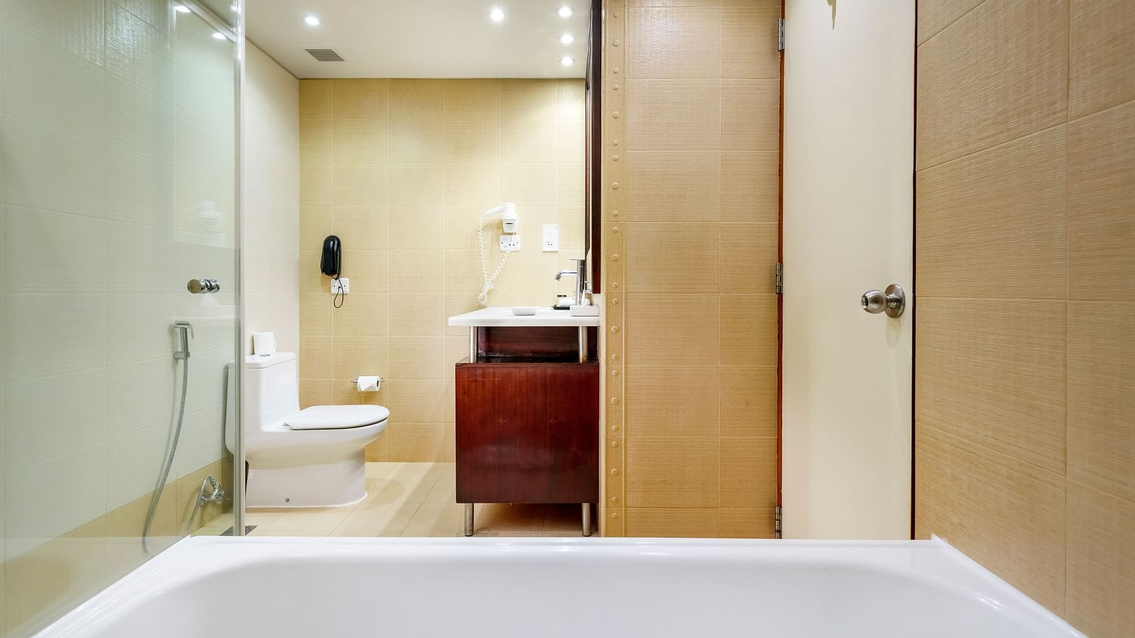 overview of the bathroom inside Deluxe Suite - Caravela Beach Resort Goa