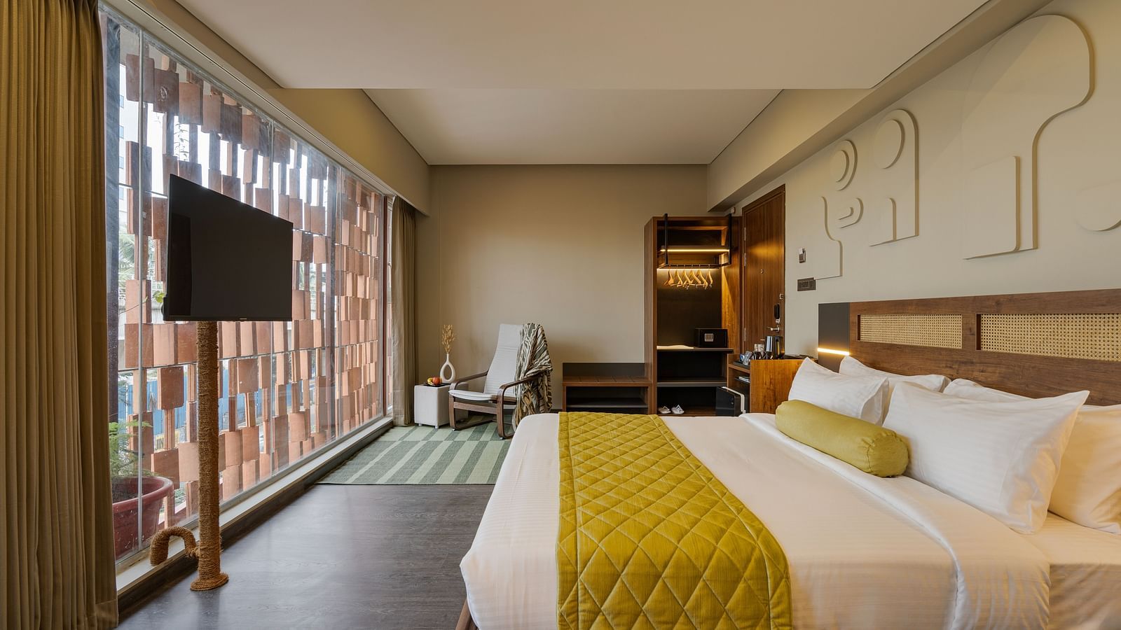 Luxurious Tangelos Room featuring a separate living room and a 40-inch Android TV for entertainment.
