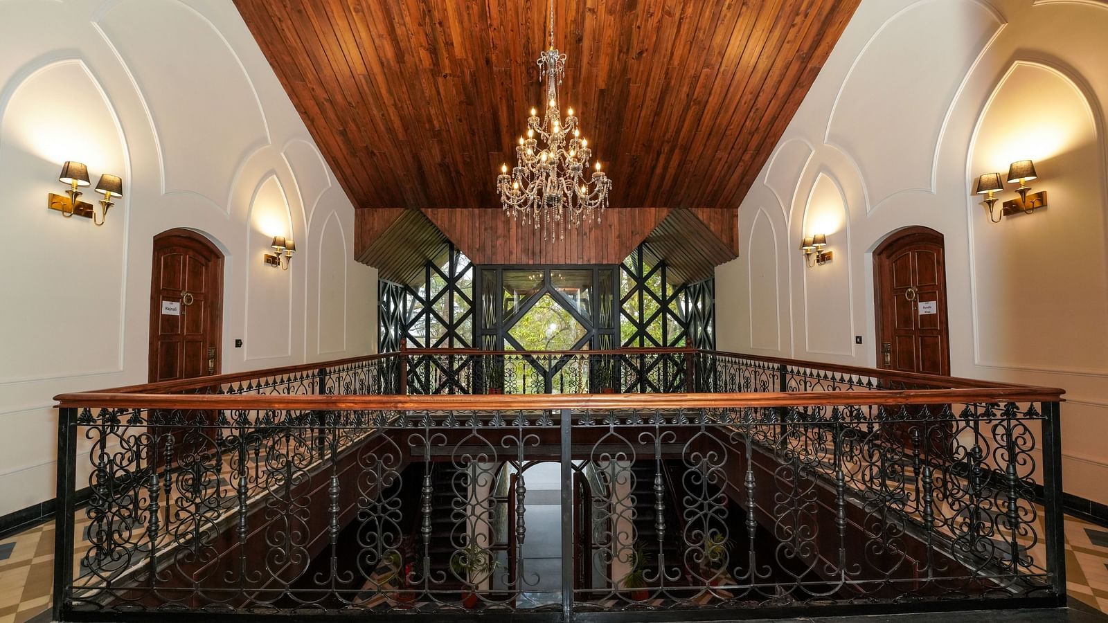 Corridor area of INFINITEA Dak Bungalow, Palampur with wooden ceilings