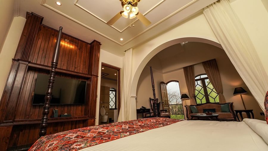 Bedroom at INFINITEA Dak Bungalow, Palampur with a double bed and a television