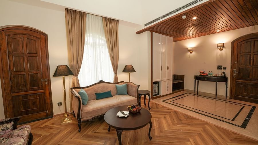 Seating area with a sofa in the living room at INFINITEA Dak Bungalow, Palampur