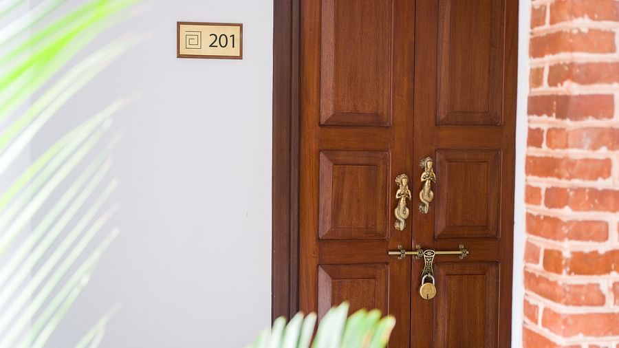 A door with sculpted door handles - The Nanee