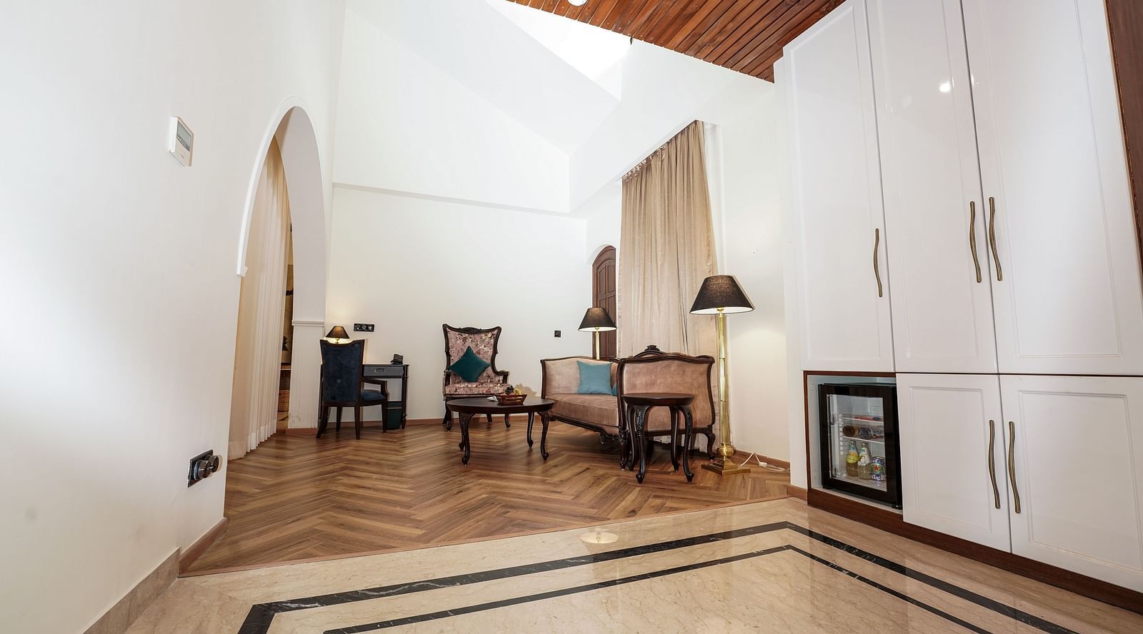 Seating area with a sofa in the living room at INFINITEA Dak Bungalow, Palampur