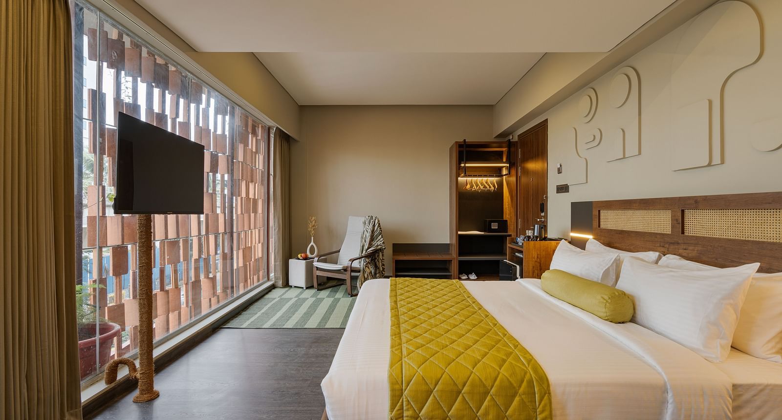 Luxurious Tangelos Room featuring a separate living room and a 40-inch Android TV for entertainment.
