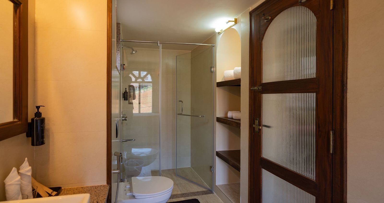 Overview of the bathroom inside junior suite | Mango Hill Shola Ooty