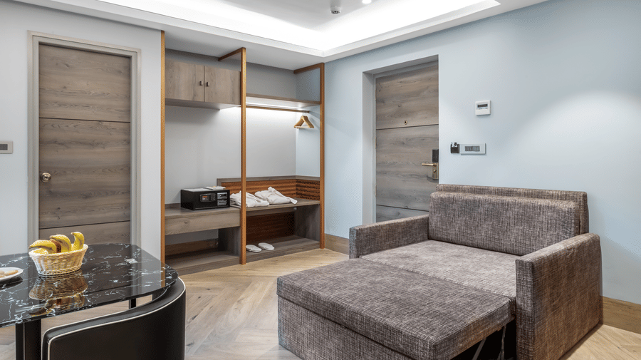 Luggage & Wardrobe  Juniour Suite with bathtub