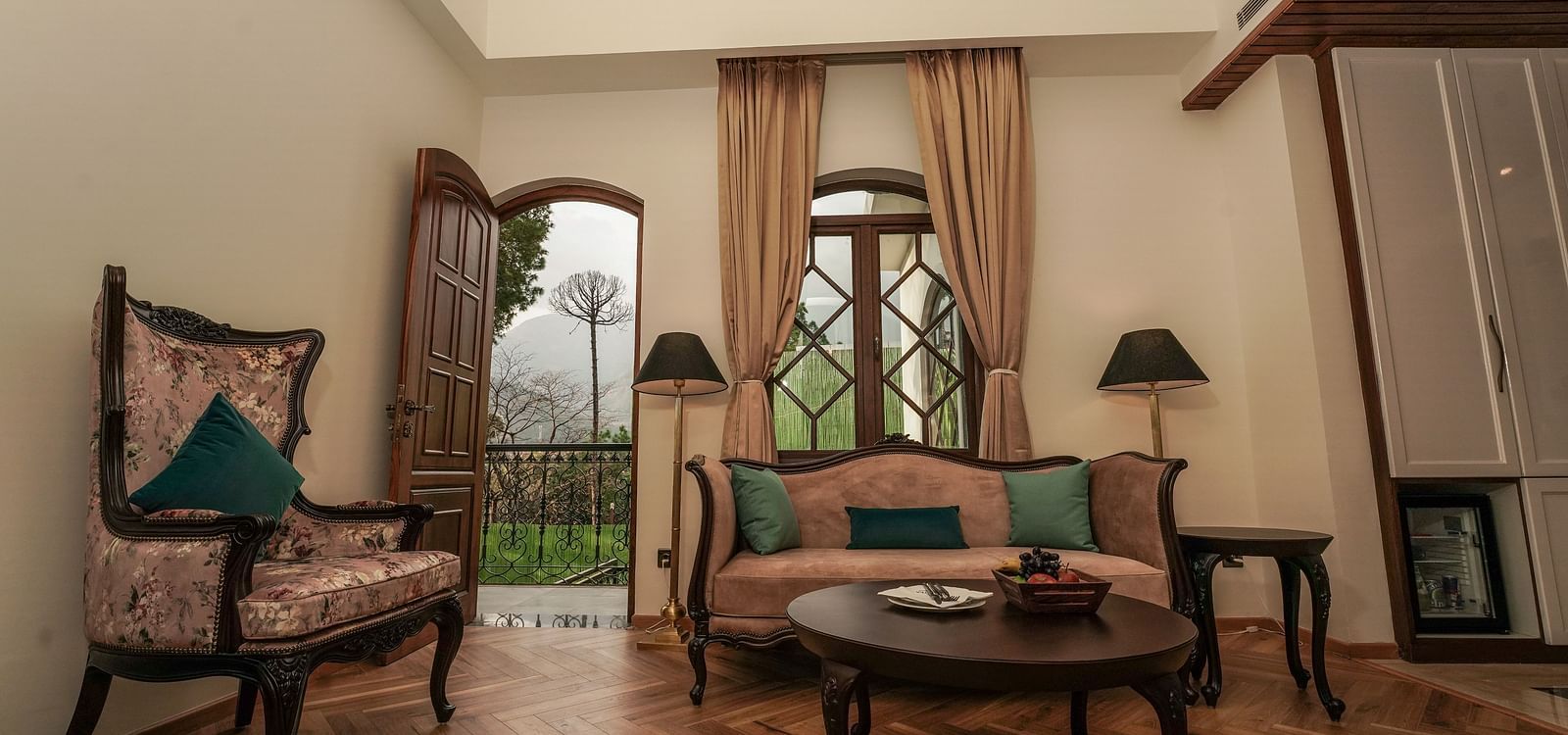 Seating area with a sofa in the living room at INFINITEA Dak Bungalow, Palampur