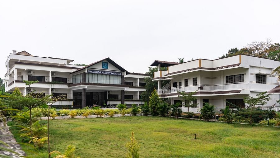 Facade image of Mastiff Select Terrain with a garden in front of it