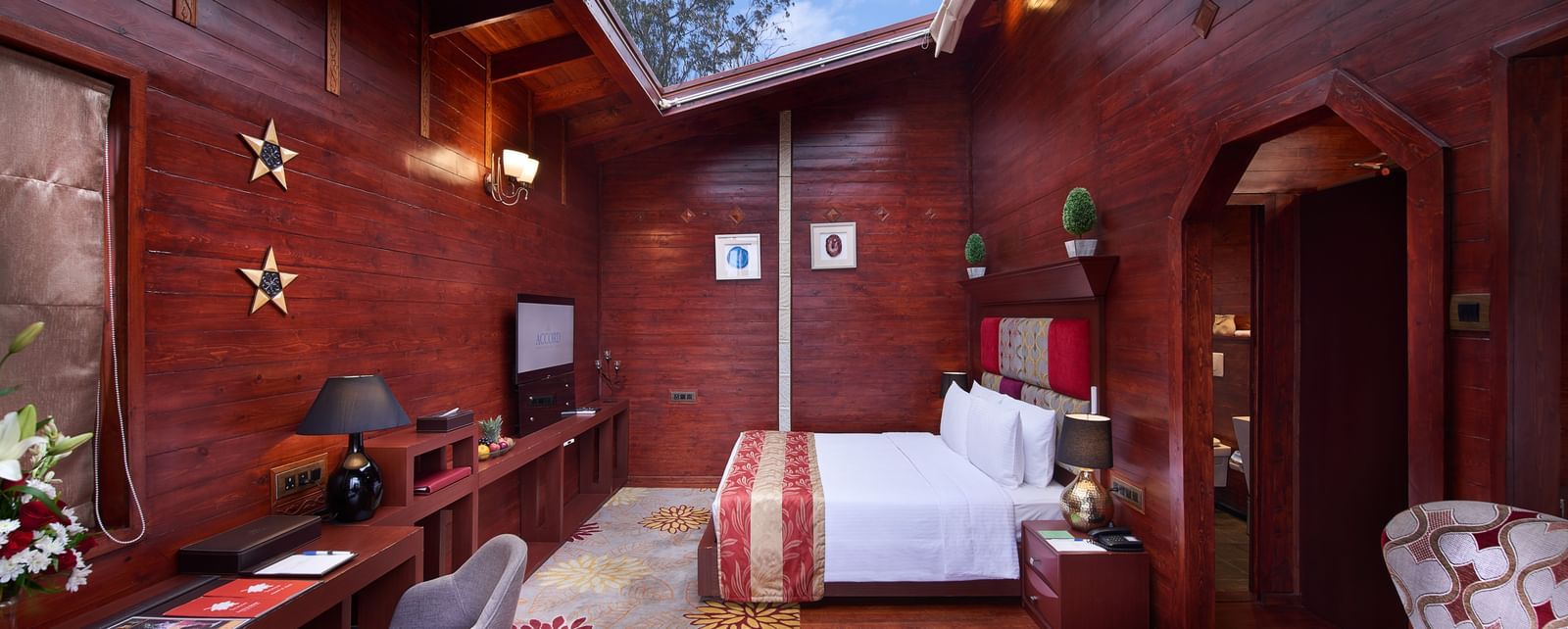 The room of Highland Villa at Accord Highland Ooty with a double bed and sky view