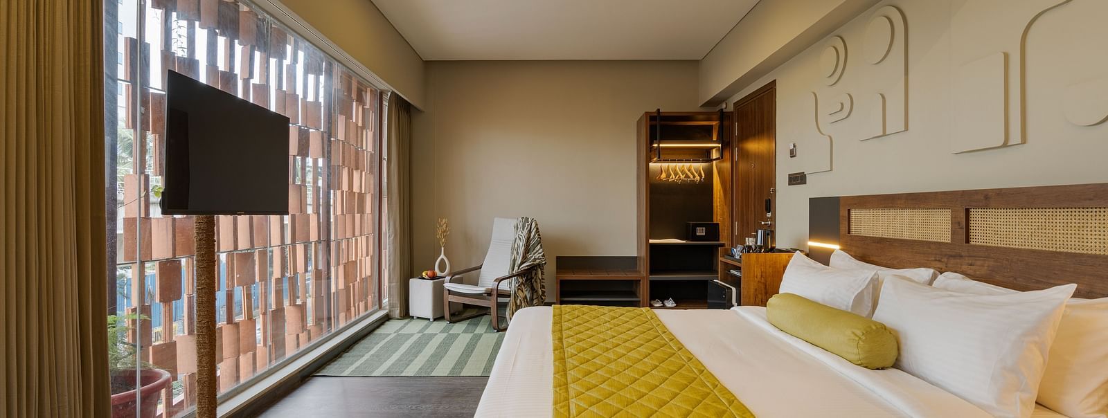 Luxurious Tangelos Room featuring a separate living room and a 40-inch Android TV for entertainment.