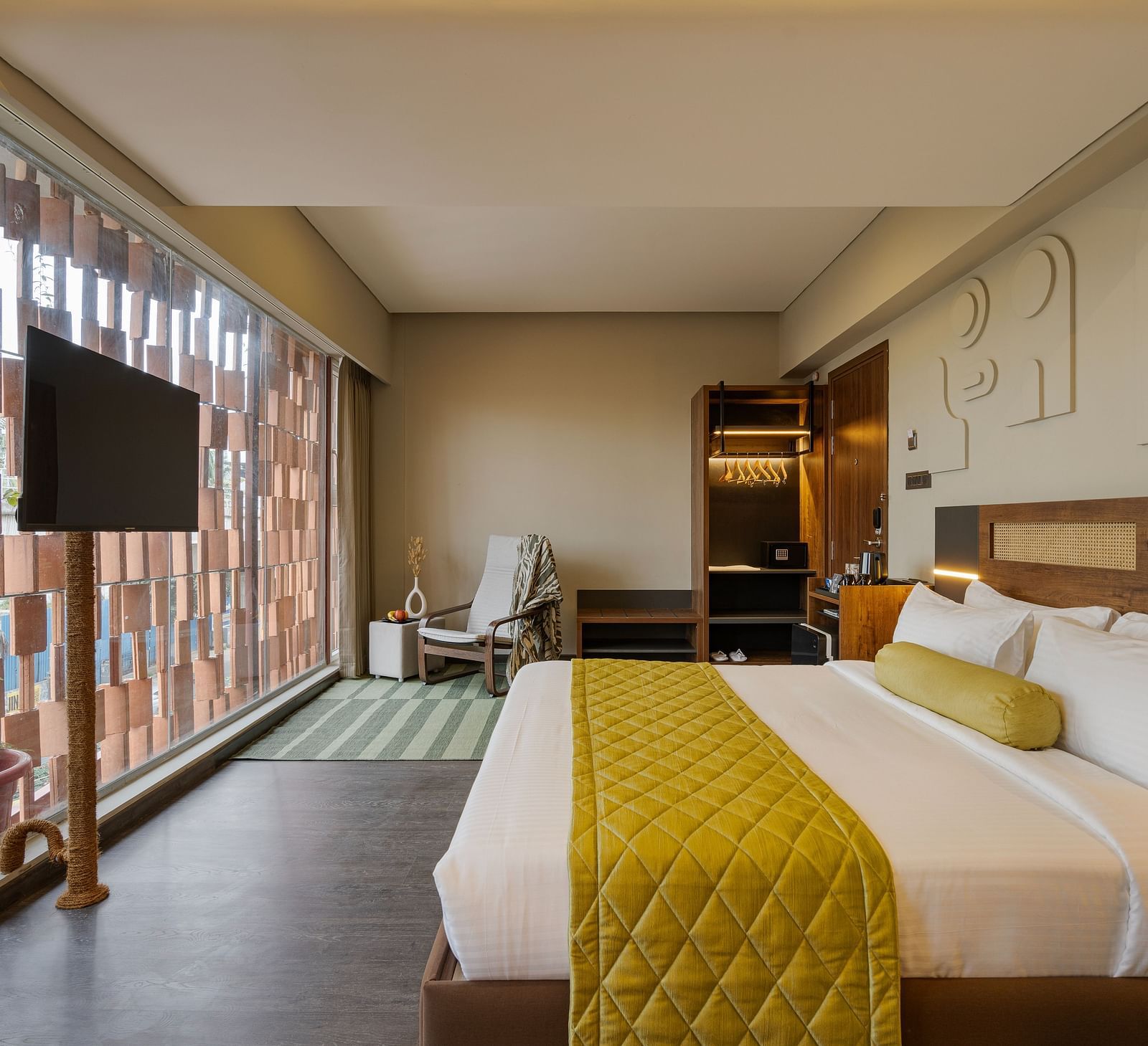 Luxurious Tangelos Room featuring a separate living room and a 40-inch Android TV for entertainment.