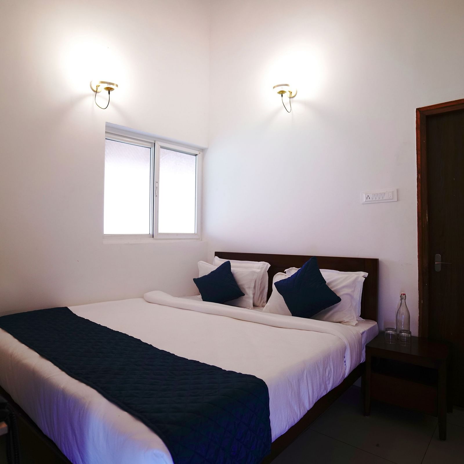 Ravishing Retreat Harisandra - The bedding and interiors of a room at Ravishing Retreat featuring a double bed in front of a TV mounted on the wall