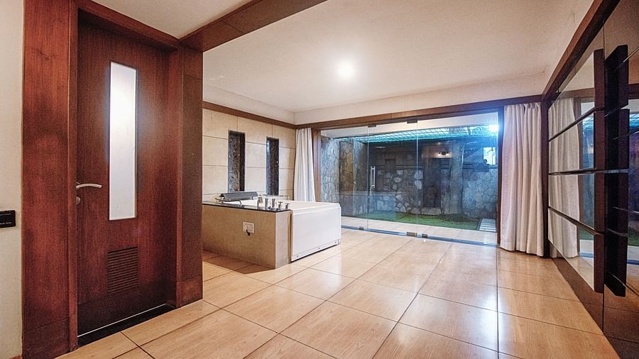 villa bathroom (1)