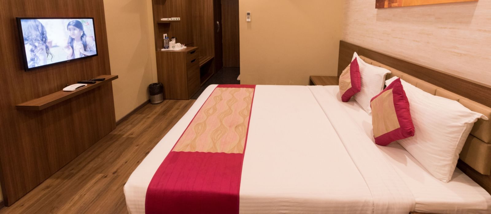 Deluxe Rooms with Complimentary Wi-Fi and a posh bed for a relaxing stay along with warm interiors - Le ROI Digha Hotel West Bengal4
